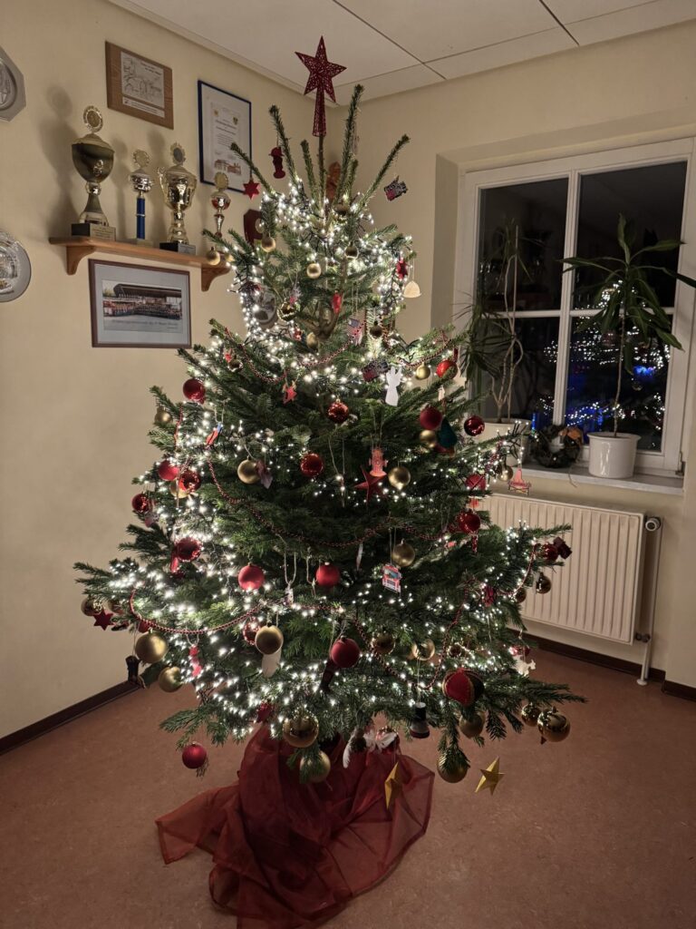 Weihnachtsbaumschmücken in der Feuerwehr