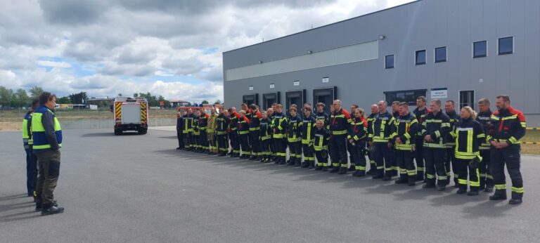 Einsatzübung Brand einer Lagerhalle bei Smurfit Westrock