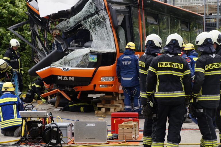 Erfolgreiche gemeinsame Einsatzübung von Feuerwehr, THW und Polizei